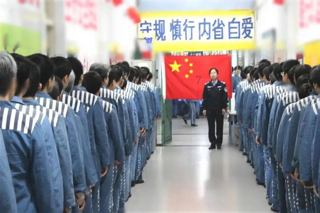 傍晚绚丽的晚霞染红了半边天改成被字句？游戏画面